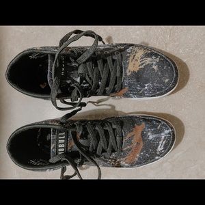 Size 6.5 women’s hi top no bulls worn once